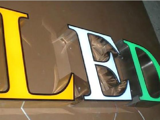 伊川县介绍LED招牌的基础知识。